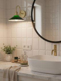 August 38cm Messinki/vihreä kylpyhuoneen valaisin valmistajalta PR Home - T&auml;m&auml; mukulakivivalaisin on suunniteltu erityisesti kylpyhuoneisiin, ja siin&auml; on elegantti 25 cm:n halkaisijaltaan oleva lasivarjostin, joka levitt&auml;&auml; valoa pehme&auml;sti ja tasaisesti.