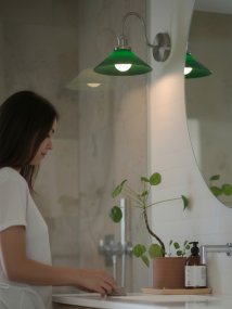 August 38cm Kromi/vihreä kylpyhuoneen valaisin valmistajalta PR Home - T&auml;m&auml; mukulakivivalaisin on suunniteltu erityisesti kylpyhuoneisiin, ja siin&auml; on elegantti 25 cm:n halkaisijaltaan oleva lasivarjostin, joka levitt&auml;&auml; valoa pehme&auml;sti ja tasaisesti.