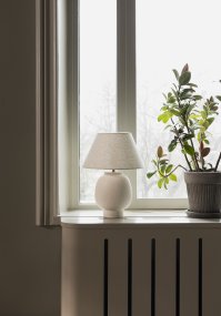 Lorenzo 46cm Beige pöytävalaisin valmistajalta Globen Lighting - K&auml;sintehty rakenne antaa jokaiselle lampulle luonnollisen ja eloisan ilmeen, kun taas beigenv&auml;rinen tekstiilivarjostin luo pehme&auml;n ja kodikkaan tunnelman.