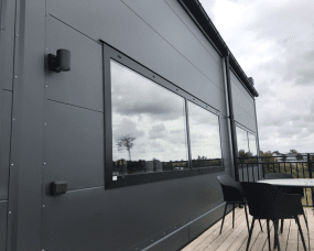 Heron I Musta ulkovalo valmistajalta Westal - Kiintolevy on integroitu ja takana on tulo/lähtö.