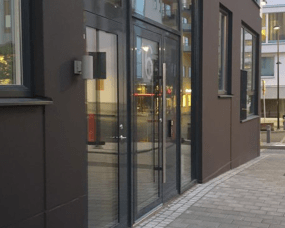 Heron II Harmaa ulkovalo valmistajalta Westal - Kiintolevy on integroitu ja takana on tulo/lähtö.