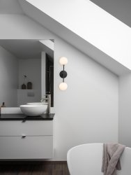 Sigma 50cm Musta kylpyhuoneen valaisin valmistajalta PR Home - Se on suojattu kosteudelta IP23-luokituksessa ja sopii hyvin kylpyhuoneymp&auml;rist&ouml;&ouml;n.