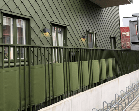 Jubilar II Musta ulkovalo valmistajalta Westal - Takana on kaksi&aring; tulot ja lähdöt sekä pikaliitinrima helpottamaan edelleenlähetystä.