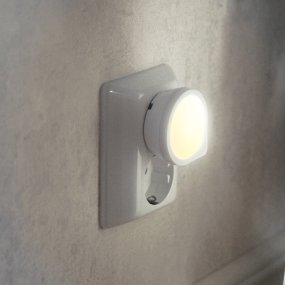 Yövalo Sensor LED Valkoinen lasten valaisin valmistajalta Star Trading - Kätevä yövalo, joka tarjoaa pehmeää ja miellyttävää 4 lumenin valoa.