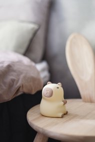Capybara Valkoinen lasten valaisin valmistajalta Star Trading - Capybara on ihastuttava y&ouml;valo, joka levitt&auml;&auml; pehme&auml;&auml; ja miellytt&auml;v&auml;&auml; valoa.