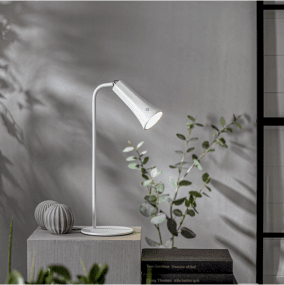 Functional 38cm Valkoinen Siirrettävä valmistajalta Star Trading - Käytännöllinen kannettava ladattava monitoiminen LED-pöytävalaisin, joka on varustettu kolmen tyyppisellä magneettipidikkeellä: pöytäteline, pidike ja seinäteline.