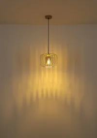 Alfred Ø28 Hiekka kattovalaisin valmistajalta Globo Lighting - Den &auml;r tillverkad av sandf&auml;rgad matt metall och har en mjukt rundad metalln&auml;tssk&auml;rm med en inre glascylinder, som skapar ett elegant och luftigt uttryck.