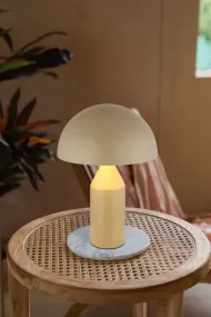 Atoma 40cm Hiekka pöytävalaisin valmistajalta Globo Lighting - Sk&auml;rmen i matt, sandf&auml;rg och vitt skapar en harmonisk kontrast och ger en behaglig ljusspridning.