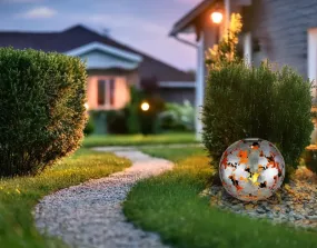 Earth Hopea aurinkokennolamppu valmistajalta Globo Lighting - Laddas av solen under dagen och t&auml;nds automatiskt i skymningen.