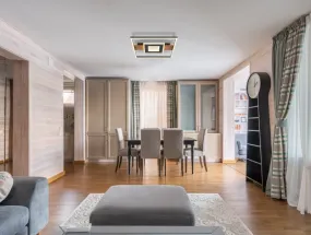 Pikara 38cm Puu plafondi valmistajalta Globo Lighting - Lampan &auml;r tillverkad i en stilfull kombination av metall i tr&auml;look och en mattsvart finish, vilket ger den en modern men samtidigt naturlig k&auml;nsla.