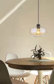 Giuseppe Ø28 Keltainen valmistajalta Globo Lighting - Lampan &auml;r tillverkad av svart metall och har en vackert formad b&auml;rnstensf&auml;rgad glassk&auml;rm.