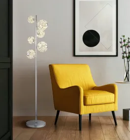 Virina Kromi lattiavalaisin valmistajalta Globo Lighting - Med en perfekt balans mellan modern design och funktionalitet blir Virina ett lyxigt blickf&aring;ng som f&ouml;rh&ouml;jer rummets karakt&auml;r och skapar unika ljusmoment.