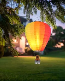 Balloon Monivärinen aurinkokennolamppu valmistajalta Globo Lighting - Skapa en lekfull k&auml;nsla i tr&auml;dg&aring;rden med Balloon, en solcellsdriven dekoration inspirerad av en luftballong med en bj&ouml;rn i korgen.