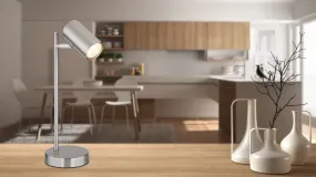 Robby 35cm Matta nikkeliä työpöytävalaisin valmistajalta Globo Lighting - Robby &auml;r en praktisk skrivbordslampa som blir ett stilfullt tillskott till ditt hem.