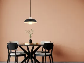 Lowe Ø38 Musta kattovalaisin valmistajalta Globo Lighting - Den runda sk&auml;rmen i mattsvart metall ger ett elegant och tidl&ouml;st uttryck, medan den cylinderformade sk&auml;rmen i opalglas sprider ett mjukt och behagligt ljus.