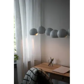 Cupolo 100cm Valkoinen kattovalaisin valmistajalta Markslöjd - Kattovalaisin on ripustettu langalla; toinen kiinnittyy kattotelineeseen ja toinen on stealth-teline, joka antaa siistin ja symmetrisen ilmeen.