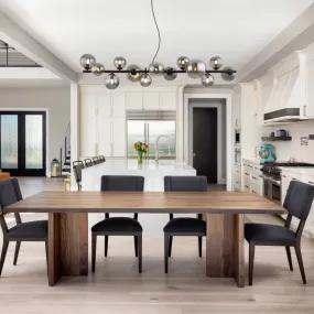 Riha 120cm Savun värinen kattovalaisin valmistajalta Globo Lighting - Lampan &auml;r av mattsvart metall och ger ditt hem en lyxig och inbjudande atmosf&auml;r.