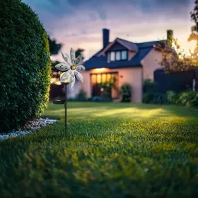 Wind Hopea aurinkokennolamppu valmistajalta Globo Lighting - De dekorativa bladen i silverfinish roterar med vinden och skapar en vacker r&ouml;relse, medan den inbyggda solcellsbelysningen lyser upp i m&ouml;rkret f&ouml;r en magisk effekt.