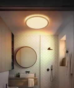 Sapana Ø42 Puu kylpyhuoneen valaisin valmistajalta Globo Lighting - Lampan &auml;r tillverkad av tr&auml;inspirerad och vit plast, vilket ger ett mjukt och bl&auml;ndfritt ljus.