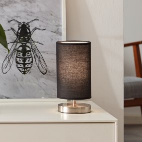 Clarie 25cm Kromi pöytävalaisin valmistajalta Brilliant - T&auml;ss&auml; koristeellisessa p&ouml;yt&auml;valaisimessa on ajaton muotoilu ja se levitt&auml;&auml; miellytt&auml;v&auml;&auml; tunnelmavaloa, joka sopii t&auml;ydellisesti; y&ouml;p&ouml;yt&auml;&auml;n, senkkiin tai ikkunoiden kehyksiin.