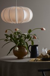 Dalia Varjostinta Ei Sis. Ripustinta Ø50 Valkoinen valmistajalta PR Home - N&auml;yt&ouml;n halkaisija on 50 cm ja korkeus 25 cm.