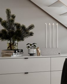 Raw Light Harmaa valmistajalta By Rydéns - L&ouml;yd&auml; teollisen raakaisuuden ja modernin eleganssin t&auml;ydellinen yhdistelm&auml; Raw Light -kynttil&auml;njalalla.