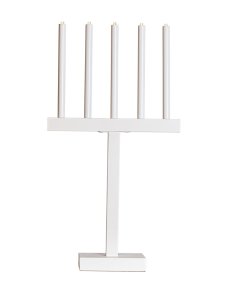 Glimmer Matta valkoinen valmistajalta By Rydéns - T&auml;m&auml; tyylik&auml;s metallinen kynttil&auml;njalka on vaikuttava 74,5 cm korkea ja sen pituus on 40,5 cm, mik&auml; tekee kodistasi vaikuttavan n&auml;kym&auml;n joulun aikaan.