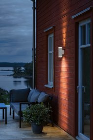 Pollux Valkoinen ulkovalo valmistajalta Konstsmide - Luo julkisivullesi tyylikäs ja moderni valaistusratkaisu tällä valkoisella seinävalaisimella, joka loistaa sekä ylös että alas.