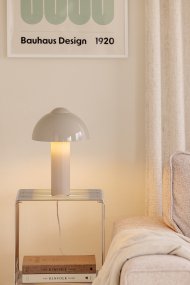 Buddy 36cm Hiekka valmistajalta Globen Lighting - Buddy-valaisimessa on alasp&auml;in suuntautuva ja miellytt&auml;v&auml; valo.