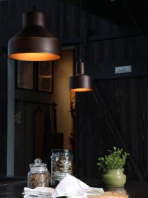 Solo Ø13cm Ruskea ikkunavalaisin valmistajalta PR Home - Matta antiikkiruskea viimeistely antaa valaisimelle l&auml;mpim&auml;n ja eksklusiivisen ilmeen, mik&auml; tekee siit&auml; tyylikk&auml;&auml;n lis&auml;n ikkunaan tai muihin pienempiin tiloihin.