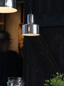 Solo Ø13 Kromi ikkunavalaisin valmistajalta PR Home - Kiilt&auml;v&auml; kromipinta antaa valaisimelle ainutlaatuisen luonteen ja tekee siit&auml; tyylikk&auml;&auml;n lis&auml;n ikkunaan tai muihin pienempiin tiloihin.