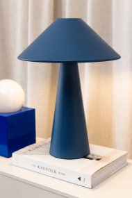 Cannes 40cm Sininen pöytävalaisin valmistajalta Globen Lighting - Cannes on valmistettu mattalakatusta metallista ja siin&auml; on 200 cm pitk&auml; tekstiilijohto pistokkeella ja virtakytkimell&auml;.