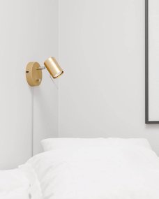 Correct Kulta lukulamppu valmistajalta By Rydéns - Correct-seinävalaisin on tyylikäs ja minimalistinen seinävalaisin, joka säädettävän päänsä ansiosta helpottaa valon säätöä.