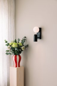 Doppio 25cm Musta lukulamppu valmistajalta Globen Lighting - Doppio on monipuolinen seinävalaisin, joka valaisee kotiasi kahdella valopisteellään.