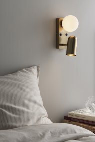 Doppio 25cm Messinki lukulamppu valmistajalta Globen Lighting - Doppio on monipuolinen metallinen seinävalaisin, jossa on elegantti harjattu messinkipinta ja valkoinen lasivarjostin.
