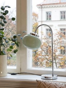 Elsy 50cm Vihreä pöytävalaisin valmistajalta PR Home - Kaareva lampunjalka antaa pehme&auml;n ja harmonisen ilmeen, joka sopii yht&auml; hyvin sivup&ouml;yd&auml;lle, y&ouml;p&ouml;yd&auml;lle kuin ty&ouml;p&ouml;yd&auml;llekin.
