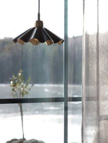 Aira Ø25 Musta valmistajalta PR Home - Aira-ikkunavalaisin on t&auml;ydellinen niille, jotka haluavat luoda yhten&auml;isen ja eksklusiivisen ilmeen kotiinsa, olohuoneesta ja makuuhuoneesta eteiseen ja kotitoimistoon.