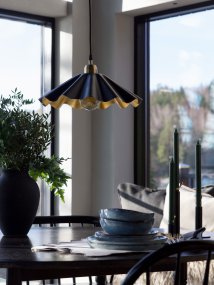 Aira Ø50 Musta valmistajalta PR Home - Valaisin levitt&auml;&auml; l&auml;mmint&auml; ja kodikasta valoa ja se voidaan sijoittaa k&auml;tev&auml;sti ruokap&ouml;yd&auml;n tai sohvap&ouml;yd&auml;n yl&auml;puolelle.