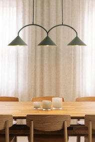 Curve 95cm Sammaleenvihreä kattovalaisin valmistajalta Globen Lighting - Riippuvalaisin on valmistettu mattalakatusta metallista, ja siinä on kolme varjostinta.