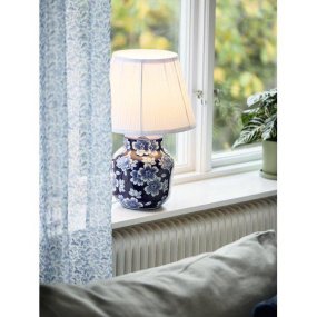 Fanny 47cm Sininen pöytävalaisin valmistajalta PR Home - I kombination med den veckade textilsk&auml;rmen bidrar lampan med en tidl&ouml;s elegans till rummet.