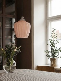 Amalfi Ø25 Aprikoosi kattovalaisin valmistajalta PR Home - Amalfi-riippuvalaisimessa on ajaton ja elegantti muotoilu, jonka pehmeä siluetti on saanut inspiraationsa lumikellokukasta.