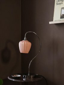 Amalfi 50cm Aprikoosi pöytävalaisin valmistajalta PR Home - Amalfi-p&ouml;yt&auml;valaisimessa on elegantti ja ajaton muotoilu, jonka ominaispiirre on pehme&auml; ja lumikellosta inspiraationsa saanut.