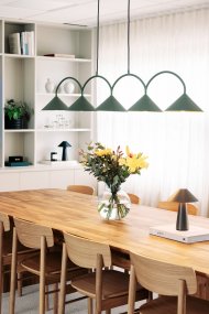 Curve 165cm Sammaleenvihreä kattovalaisin valmistajalta Globen Lighting - Riippuvalaisin on valmistettu mattalakatusta metallista, ja siin&auml; on viisi varjostinta.