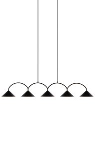 Curve 165cm Musta kattovalaisin valmistajalta Globen Lighting - Riippuvalaisin on valmistettu mattalakatusta metallista, ja siin&auml; on viisi varjostinta.