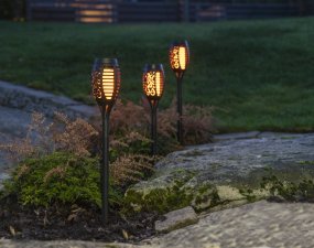 Flame Mini 3-p Musta aurinkokennolamppu valmistajalta Star Trading - Flame Mini 3-pakkaus on koristeellinen aurinkosoihtu, jonka elävän näköinen, tanssiva keltainen liekki luo viihtyisän ja lämpimän tunnelman ulkona.