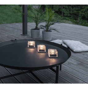 Icecube 3 Kpl Läpinäkyvä valmistajalta Star Trading - Ne latautuvat p&auml;iv&auml;n aikana ja syttyv&auml;t automaattisesti pime&auml;n laskeutuessa pehme&auml;ll&auml;, l&auml;mpim&auml;n valkoisella hehkulla.