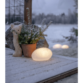 Globy 13cm Valkoinen aurinkokennolamppu valmistajalta Star Trading - Moderni ja tyylik&auml;s aurinkokennokoriste valkoisen kiven muodossa.