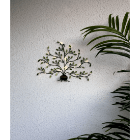 Tree of life Vihreä aurinkokennolamppu valmistajalta Star Trading - Aurinkoenergialla toimiva sein&auml;koriste El&auml;m&auml;npuun muodossa, valmistettu metallista ja koristeellisilla vihreill&auml; lehdill&auml;.