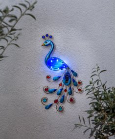 Peacock Monikäyttöinen aurinkokennolamppu valmistajalta Star Trading - Aurinkokennokoriste Peacock on värikäs ja koristeellinen seinävalaisin, joka on muodoltaan elegantti riikinkukko.