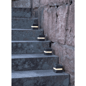 Stonecube 2 Kpl Harmaa aurinkokennolamppu valmistajalta Star Trading - Kahden koristeellisen aurinkokiven sarja, joka sulautuu luonnollisesti puutarhaan.